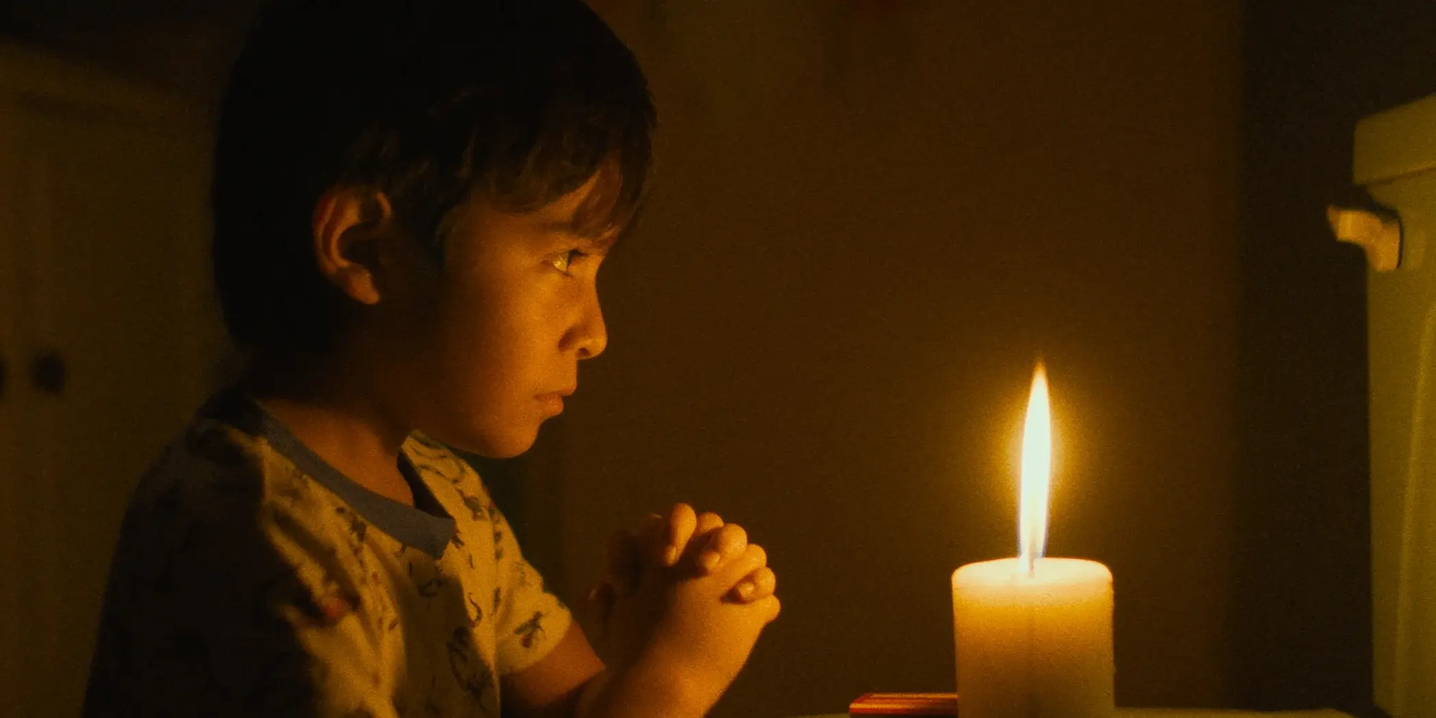 El diablo fuma (y guarda las cabezas de los cerillos quemados en la misma caja)